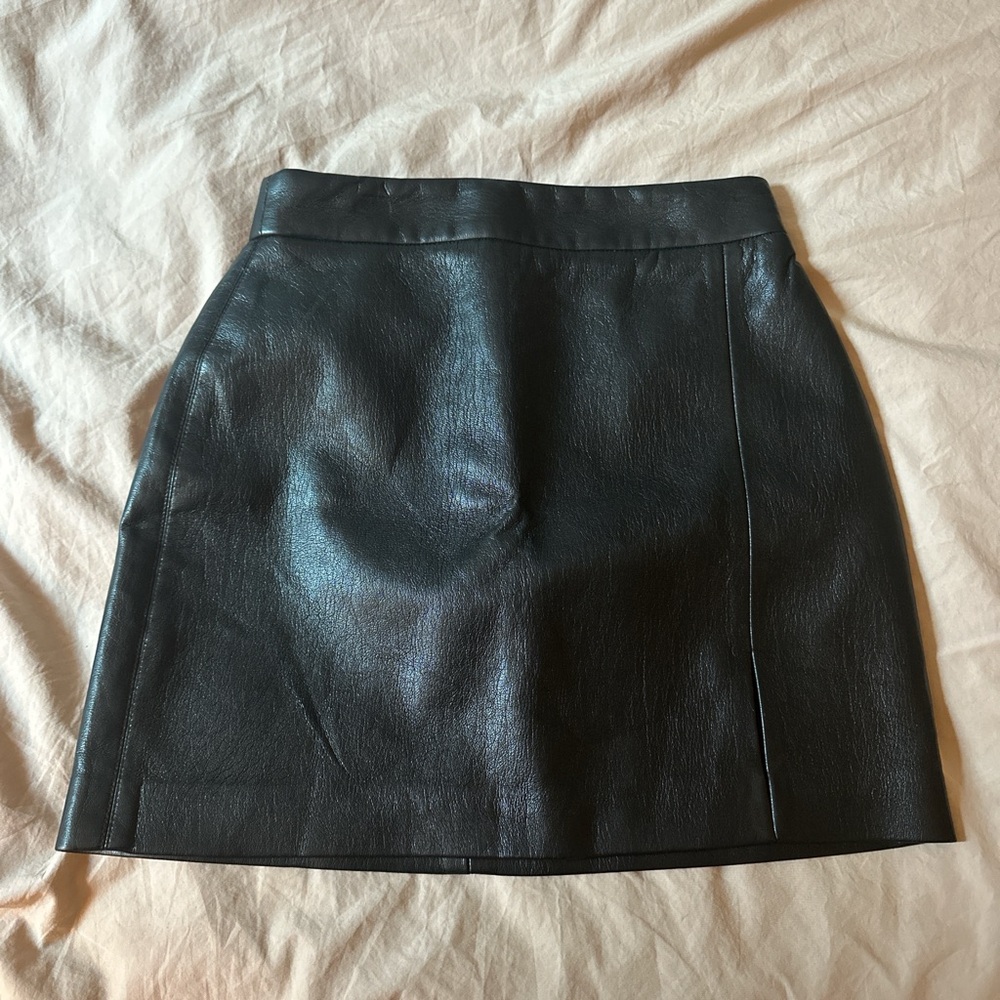 Aritzia Wilfred 00 Black faux leather mini skirt